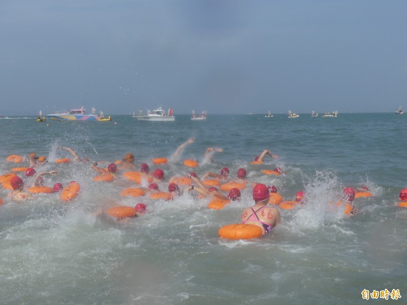 選手下水後，在海上奮力爭取好成績。（記者吳正庭攝）