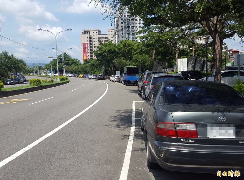 為提高大里區大智路停車格的周轉率，市府公告將從8月1日開始收費，成為大里第1條實施路邊停車收費的道路。（記者陳建志攝）