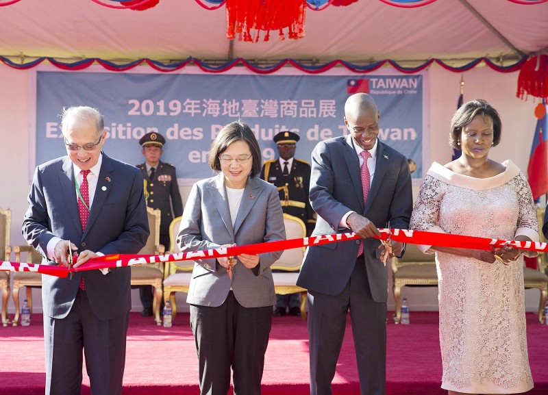 From left, National Security Council Secretary-General David Lee, President Tsai Ing-Wen, Haitian President Jovenel Moise and first lady Martine Marie Etienne Joseph, cut a ceremonial ribbon to inaugurate an exhibition of Taiwanese products in Port-au-Prince on Saturday.
Photo: AP