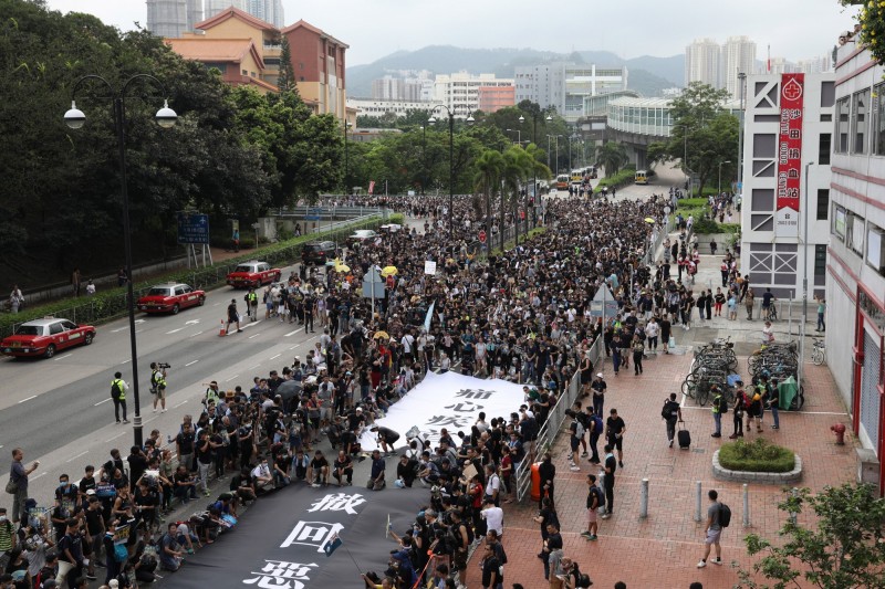 香港沙田區反送中遊行今（14）日下午登場，由於人潮過多，主辦單位宣布提前出發。（歐新社）