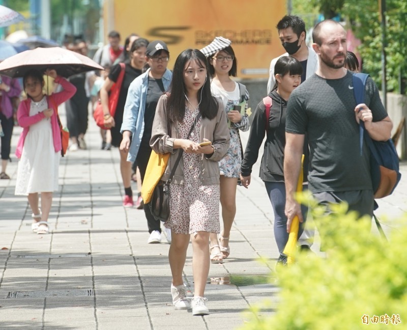 今日大台北地區、花東縱谷及台東南側容易出現37度以上高溫，其中台東因有連續出現38度以上高溫的機率，氣象局發布紅色燈號，請特別注意。（資料照）