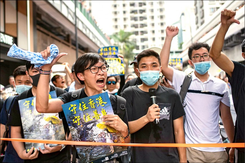 香港示威民眾手持「守住香港」標語，高呼口號。（法新社）