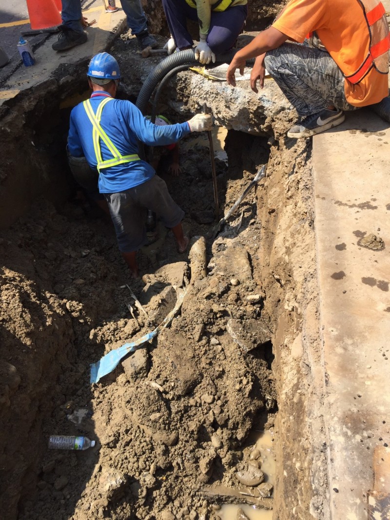 水公司為配合中市府水利局於太平區中和街及東村路口之雨水下水道工程，太平、大里及霧峰24日停水23小時。（記者蘇金鳳翻攝）