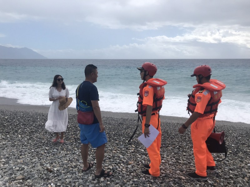 海巡署第一二岸巡隊沿上午也在公告區域沿岸拉設封鎖線並勸離遊客離開。（第一二岸巡隊提供）