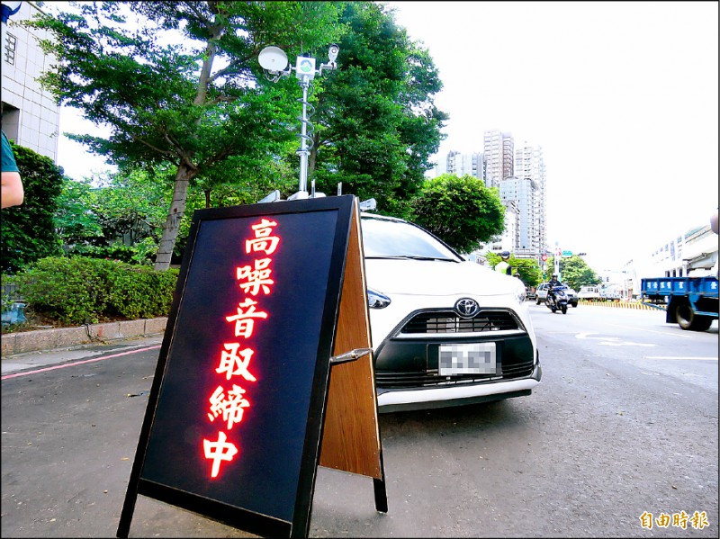 「聲音照相車」上的聲音照相系統，可裝在不同車輛上移動稽查，每組造價約兩百萬。（記者陳心瑜攝）