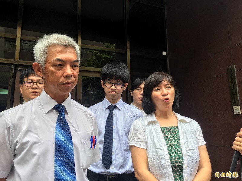 前立委周倪安（右）對於前台北市警局長黃昇務獲判無罪的結果表示遺憾，她會上訴。左為義務律師團代表尤伯祥。（記者張文川攝）