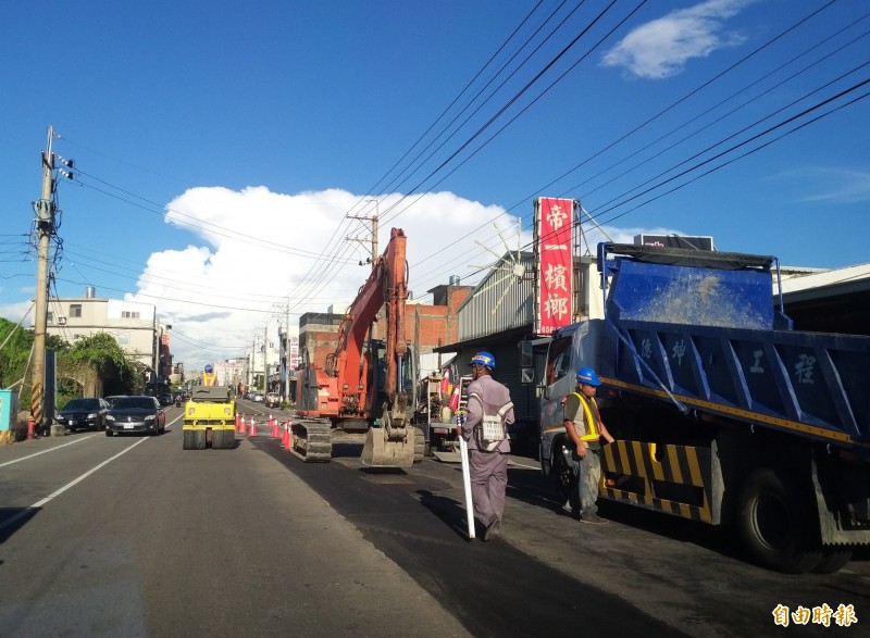 台電公司新竹區營業處表示，強化配電線路防災韌性計畫，今年度在新竹縣竹北市中正西路等道路施作管路預埋工程，預計年底前陸續完工，施工期間敬請用路人配合交管，並留意行車安全。（記者廖雪茹攝）