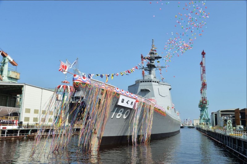 海上自衛隊昨日（17日）在橫濱市舉行新的神盾護衛艦下水儀式，命名為「羽黑」，預計計2021年正式服役。（圖擷取自日本海上自衛隊推特）