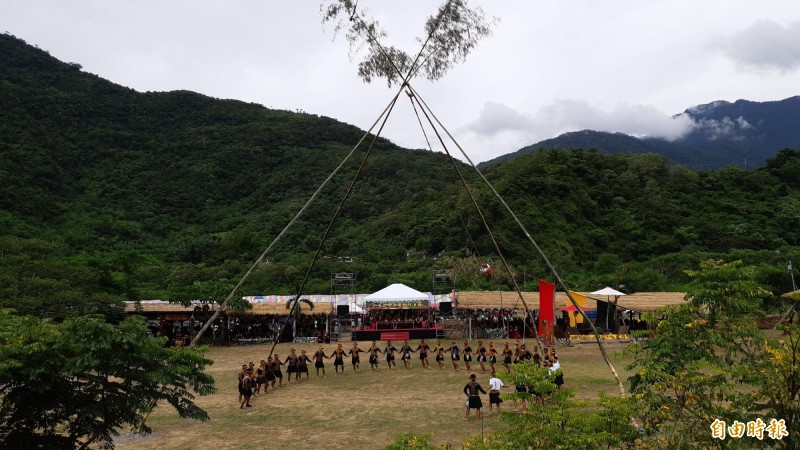 達魯瑪克部落魯凱族今辦收穫祭，在大鞦韆下起舞。（記者黃明堂攝）