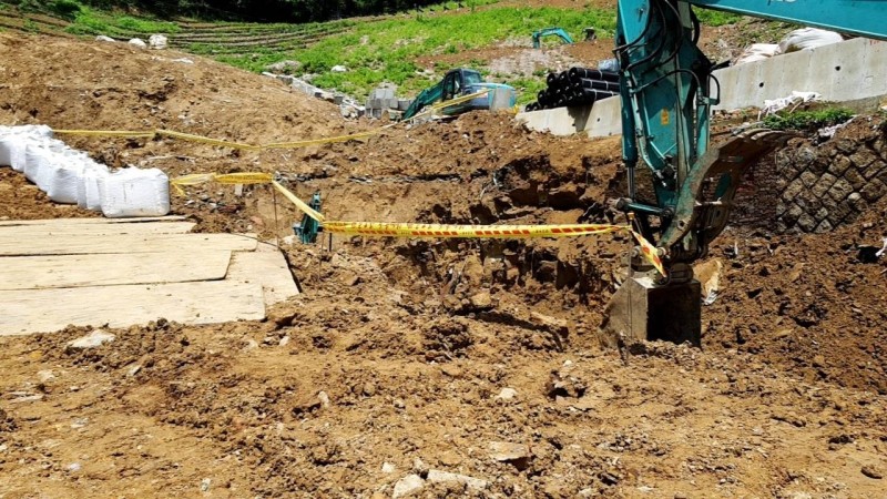 公園新建工程出意外，工人遭土石淹蓋傷重身亡。（記者邱俊福翻攝）