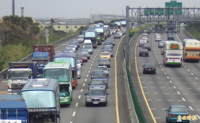 交通部高速公路局表示，預訂8月下旬開始對國道散落物處理向民眾收費。（資料照）