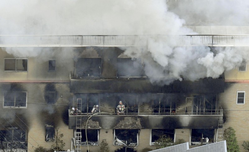 日本京都動畫工作室縱火案造成33死35人輕重傷，警方透露大多數死者應是吸入煙霧導致一氧化碳中毒身亡。（美聯社）