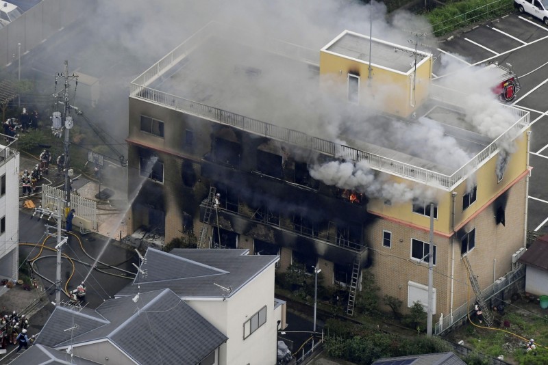 京都動畫縱火案兇嫌早在去年就多次被鄰居檢舉吵鬧。圖為京都動畫大火發生情形。（路透社）