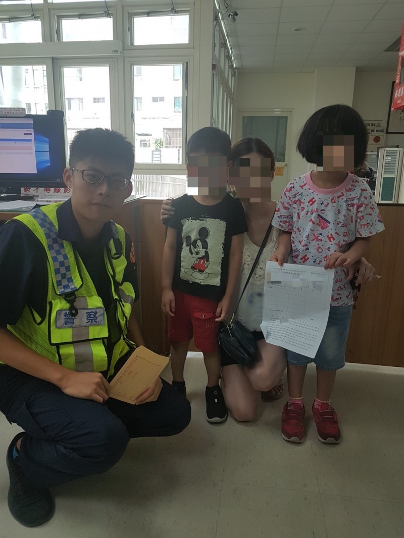 5歲詹小弟（左二）撿到5元硬幣，由媽媽與妹妹陪同交給警方。（記者張瑞楨翻攝）