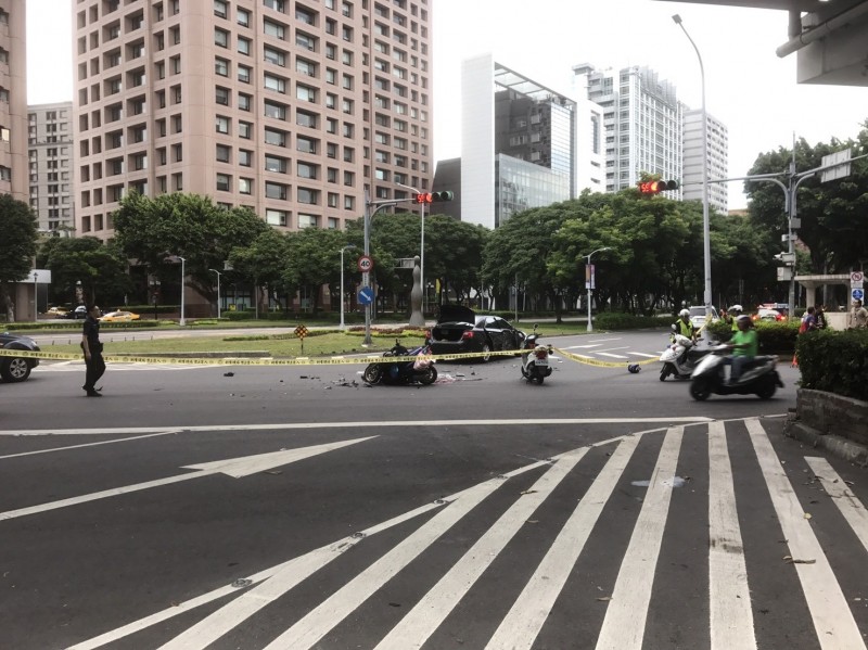 直行機車撞上左轉轎車，騎士傷重身亡。（記者邱俊福翻攝）