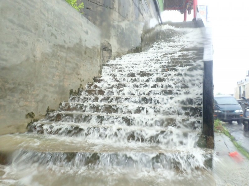 小琉球雨量冠全台，早上一度出現積水。（記者陳彥廷翻攝）（記者陳彥廷攝）