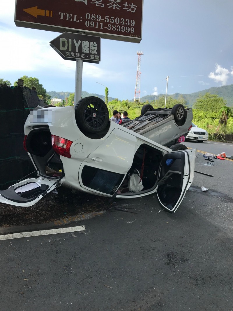 兩車擦撞翻個四腳朝天。（圖由民眾提供）