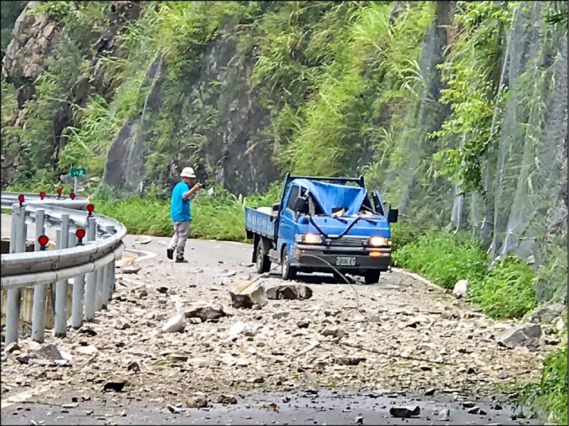 中橫便道工程車遭落石擊中。（記者張軒哲翻攝）