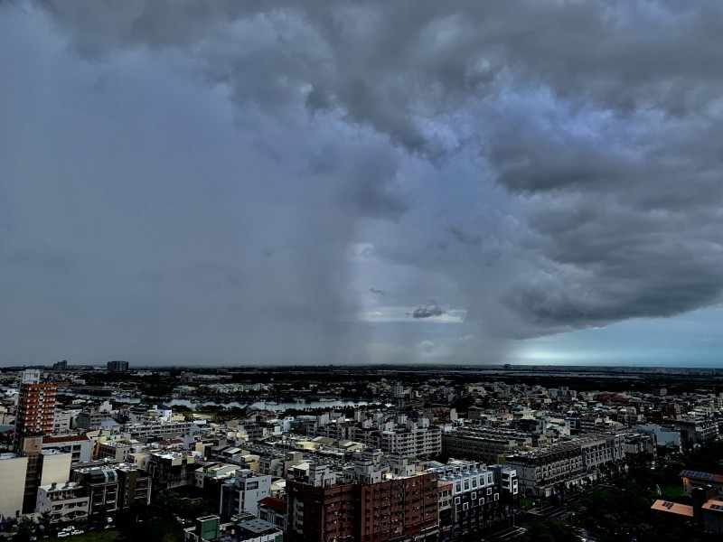 一名台南市民在19日雷雨之前拍到安平上空的烏雲層，好似一張生氣的臉。（記者劉婉君翻攝）