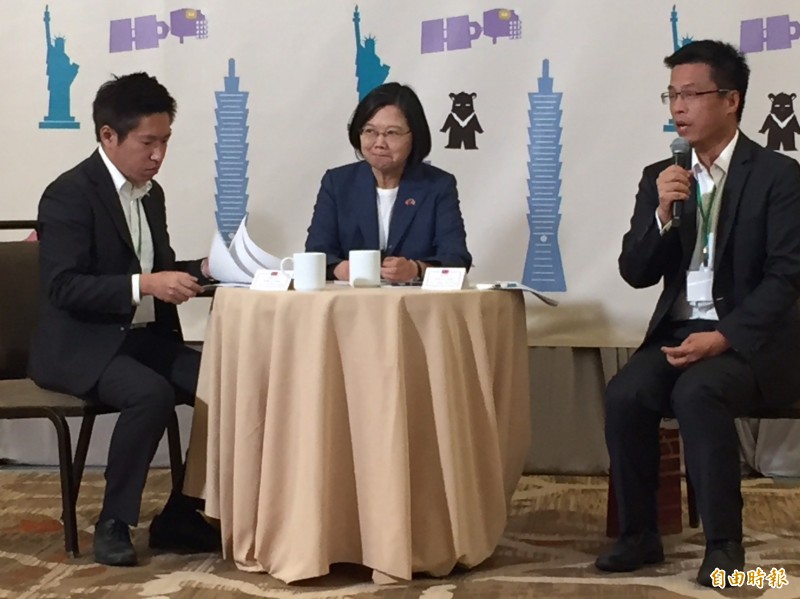 總統蔡英文今下午(台北時間21日上午)於美國丹佛與國內媒體茶敘時表示,我們希望持續維持台海和平穩定,但也希望中國方面瞭解,台灣人民所希望的是什麼、我們重視的是什麼,我們在每一次大選,我們想表達的是什麼。(記者楊淳卉攝) 總統蔡英文今下午(台北時間21日上午)於美國丹佛與國內媒體茶敘時表示,我們希望持續維持台海和平穩定,但也希望中國方面瞭解,台灣人民所希望的是什麼、我們重視的是什麼,我們在每一次大選,我們想表達的是什麼。(記者楊淳卉攝)