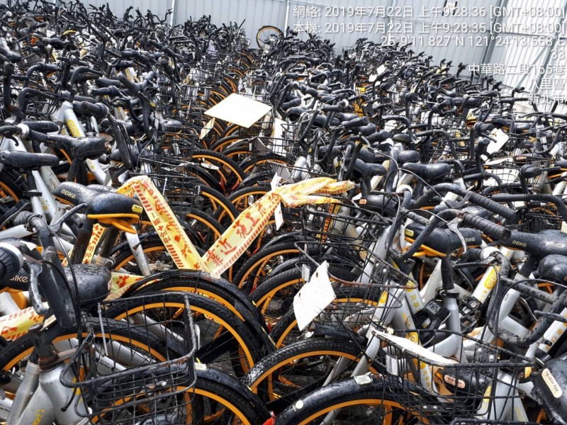 新北市拖吊4000多輛違停棄置的oBike， 將全數拍賣。（交通局提供）