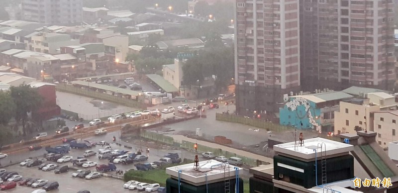 高雄鐵路園道早期因鐵路阻隔，無法施作雨水下水道，且鐵路兩側為北高南低，導致豪雨時雨水地表逕流往南流，造成鳳山、苓雅交界處淹水。（記者陳文嬋攝）