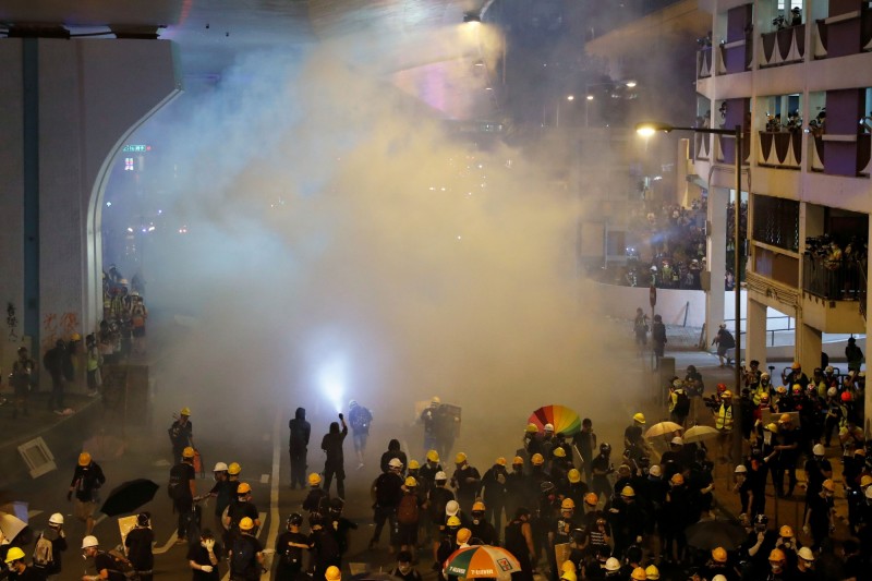 香港721反送中示威遊行，警方發射催淚彈、橡膠子彈，雙方爆發衝突。（路透）