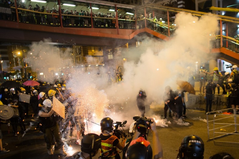 香港721反送中示威遊行，警方發射催淚彈、橡膠子彈，雙方爆發衝突。（歐新社）