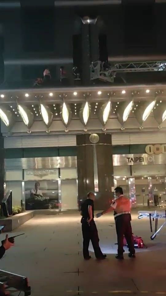 台北101發生工人墜落遮雨台意外,警消現場救援。(記者姚岳宏翻攝) 台北101發生工人墜落遮雨台意外,警消現場救援。(記者姚岳宏翻攝)