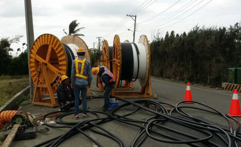 台電人員努力完成小琉球配電防雷地下化工程，讓供電更穩定（記者葉永騫翻攝）