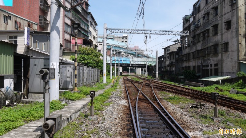 基隆成功一路鐵道噪音，令兩側居民受不了（記者盧賢秀攝）