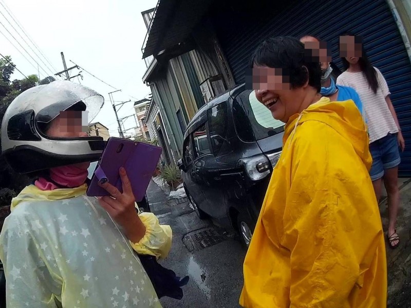 蘇姓檢舉達人（左）在細雨中一路尾隨邱姓優良駕駛一個小時、騎了6公里，卻沒抓到任何違規，最後乾脆等在邱婦家門口。（民眾提供）