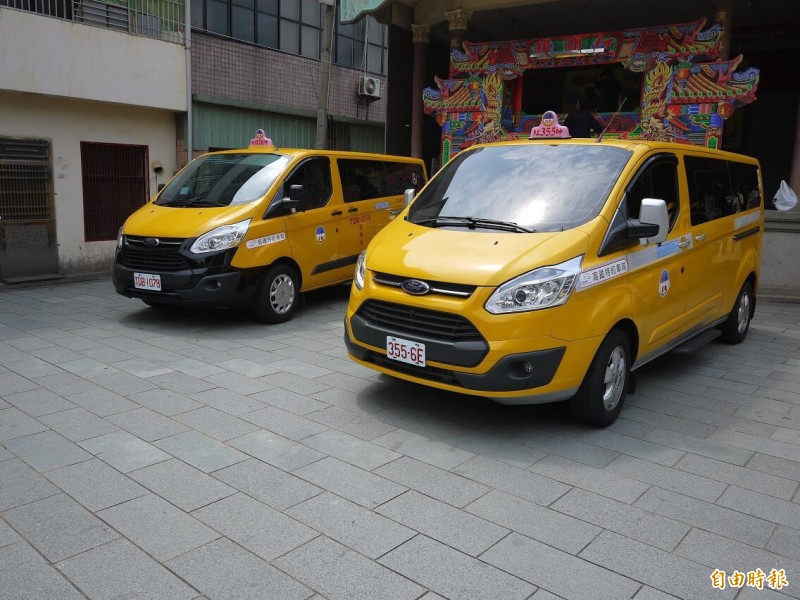 新竹市「小黃公車」即將上路！市府交通處將以計程車「小黃」當公車，駛入較偏遠地區及公車未停的區塊做接駁服務，讓住在偏遠地區的民眾也能方便出門。（記者洪美秀攝）