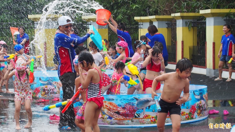 林內幼兒園畢業典禮好有趣，小朋友勇闖大水池關卡。（記者詹士弘攝）