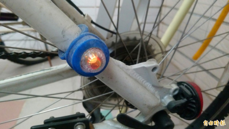 [問卦] 腳踏車晚上不開燈在幹嘛？