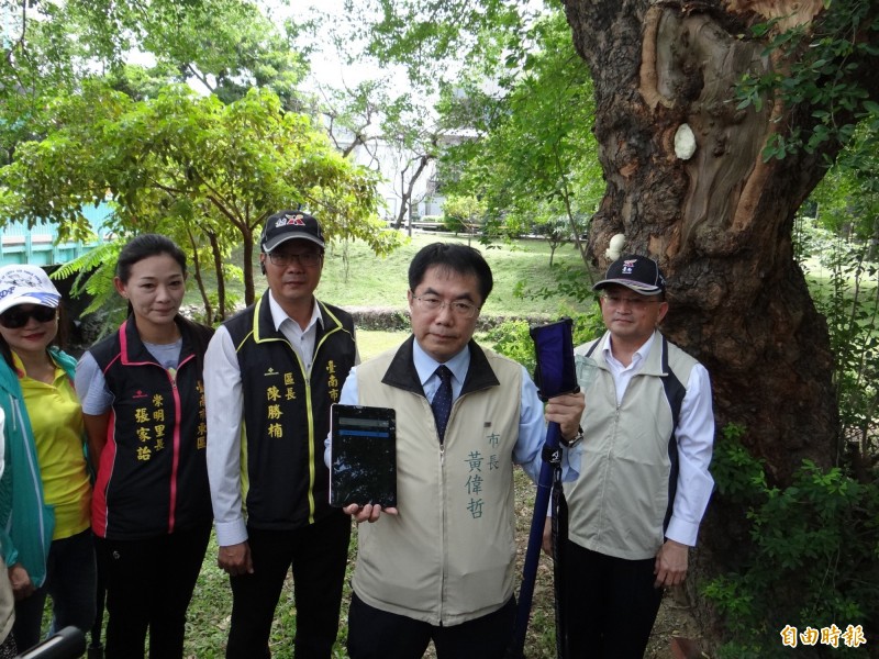 台南市長黃偉哲秀出防疫人員DIY研製的科技樹洞探測器。（記者王俊忠攝）