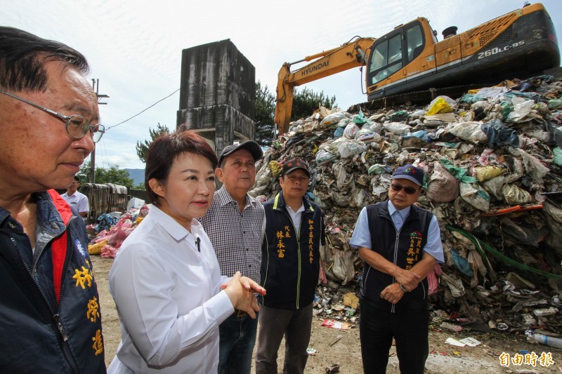 台中市長盧秀燕會勘福壽山垃圾轉運場垃圾現況。（記者歐素美攝）