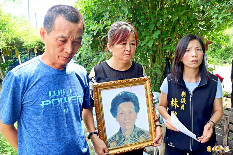 李游菊被蜂螫死，兒子李信毅（左）及媳婦林宿霞（中）直指是行政效率太差，害死媽媽。（記者林敬倫攝）