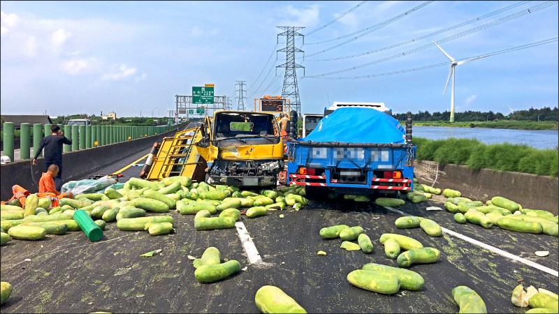 冬瓜貨車撞工程車 7傷。（取自彰化踢爆網）