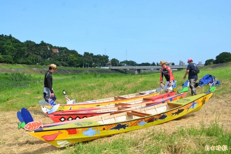 花蓮市「Riyar洄瀾海」計畫獲行政院海洋委員會補助，4月底開辦阿美族傳統獨木舟製作課程，10艘獨木舟歷經多月打造，其中6艘於今日下午在美崙溪畔舉行啟用儀式。（記者王峻祺攝）