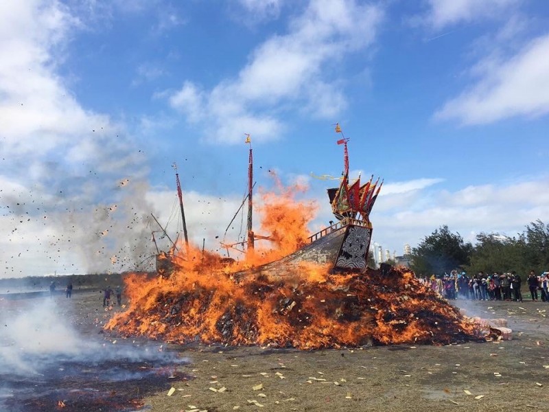 過去各界在海岸舉辦大小活動，均須依法進行申請，為便利民眾親近海岸，內政部在昨日部務會報中通過修法，將來在海岸舉辦王船祭、露營、拍片等活動，只要時間在7日以內，常見的6大類活動，將不必再申請許可，圖為麥寮王船祭送王船。（資料照）