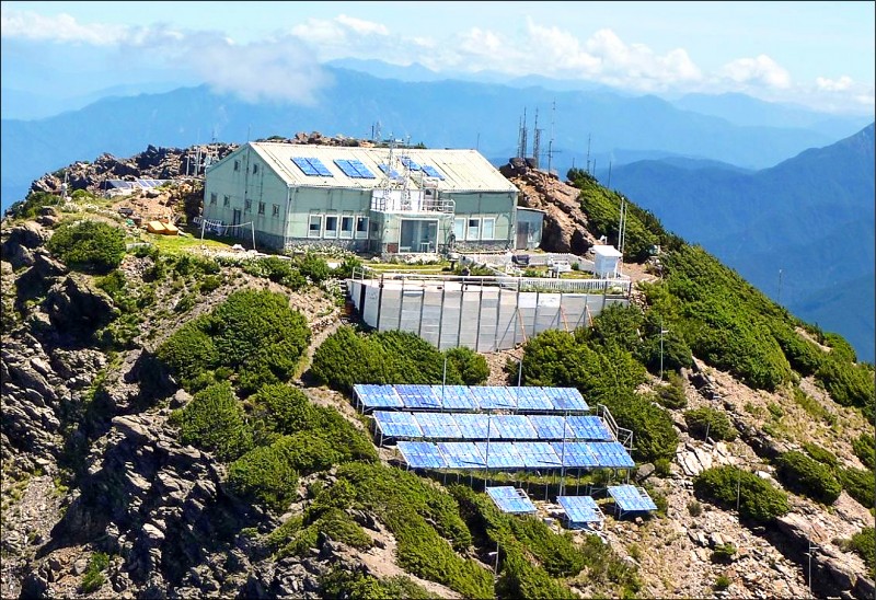 位在玉山北峰的玉山氣象站，設置了全台最高基地台。（取自氣象局網站）