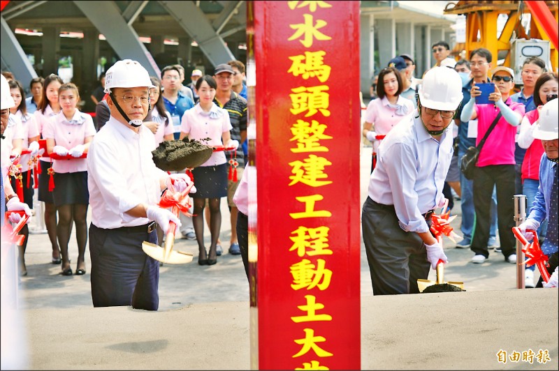 行政院長蘇貞昌昨南下出席屏東縣東港泊區深水碼頭整建工程動土典禮。（記者陳彥廷攝）