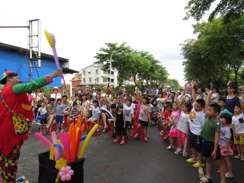 內埔鄉德修路今天封街變成遊戲場。（圖由屏東縣政府提供）