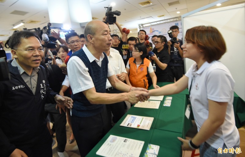 資深媒體人發文酸高雄市長韓國瑜總是「到處跑」。圖中，韓國瑜今（27）出席高雄市府於新北三重體育館舉辦的「北漂就業博覽會」。（記者劉信德攝）