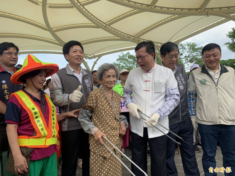 鄭文燦市長和96歳楊姓志工嬤一起清除茲生源。（記者陳恩惠攝）