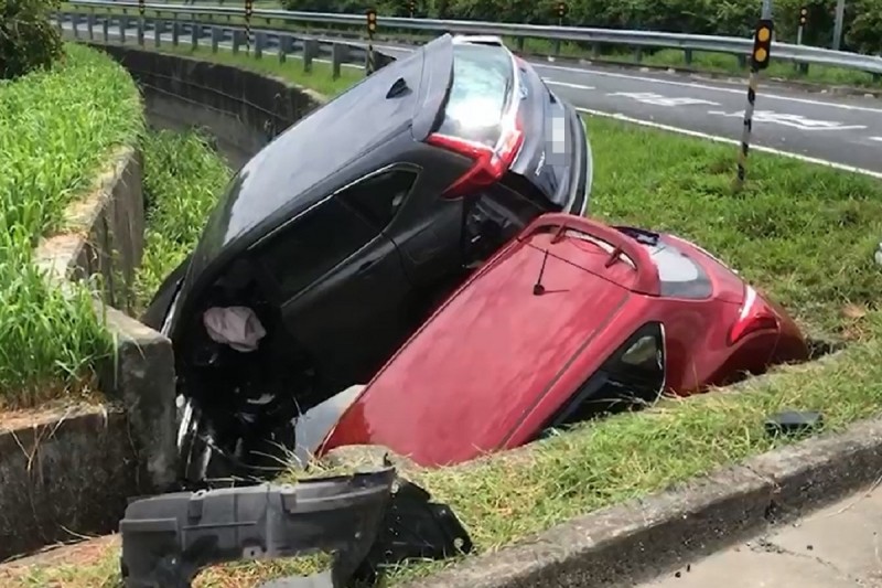 南投草屯鎮國道3號草屯交流道附近，上午發生2車對撞事故，雙雙掉進路旁溝渠。（記者佟振國翻攝）