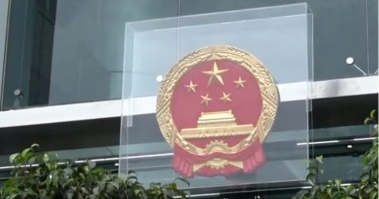 憂再被蛋洗漆攻， 中聯辦「中國國徽」加裝保護膠板。（圖擷取自「謎米香港」臉書專頁）