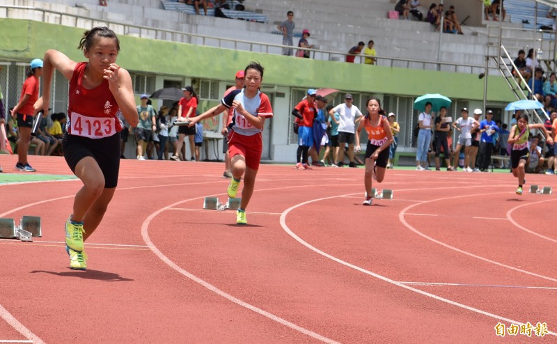 雲林全縣運動會為期2天賽程，選手卯足全力衝刺爭取佳績。（記者黃淑莉攝）