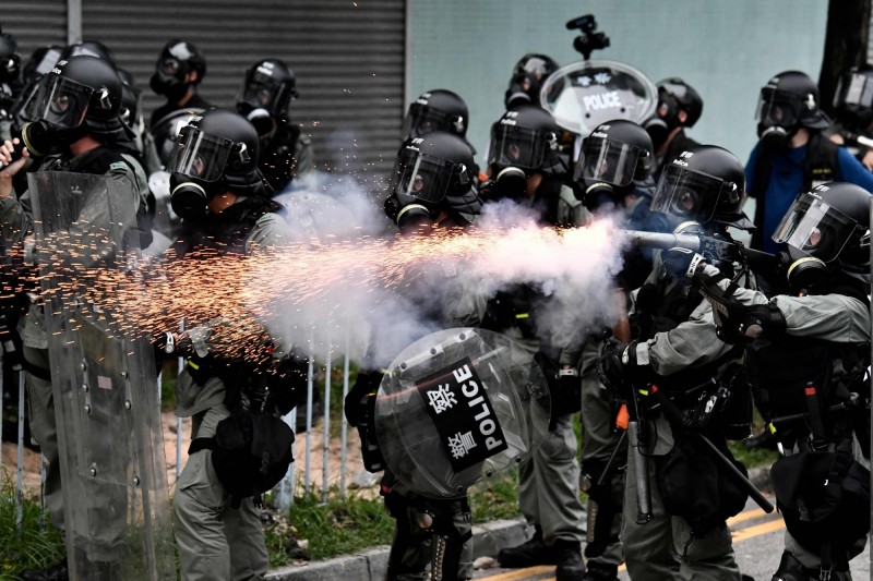 香港警方昨（27）日於元朗地區清場時，多次向僅有記者所在的位置發射催淚彈，香港攝影記者協會對此表示遺憾。（法新社）